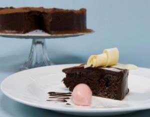 Dark chocolate fudge cake