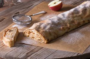 In-Store Bakery - Apple strudel in thin oil dough 1,5kg