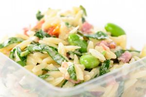 Energy salad with spinach and bacon