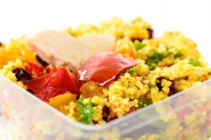 Energy salad with tabbouleh and sundried fruit