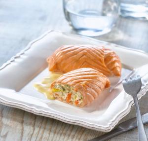 Salmon paupiette stuffed with fish and vegetables