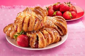 Strawberry and cream cheese pastry 85g / 9186