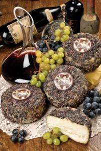 Pecorino Cacio di Bacco matured in pomace and covered with grapes