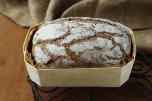 Rustic loaf (in the wooden tray)